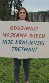 Prosvjed ispred farme Belja Mitrovac [ 437.28 Kb ]