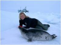 Lisa and the seal look at each other, her love for the seals is apparent. [ 22.84 Kb ]