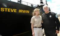 Paul Watson and Terri Irwin in front of the ship Steve Irwin, Photo: AFP Paul Watson and Terri Irwin in front of the ship Steve Irwin, Photo: AFP