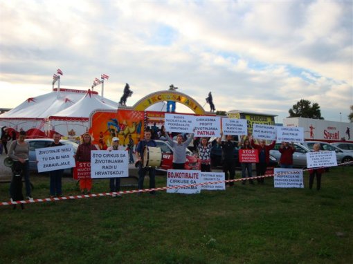 Demo in front of the circus Safari [ 88.35 Kb ]