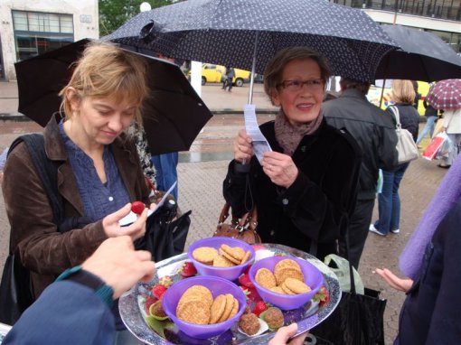 Unusual Picnic on the Main Square [ 113.79 Kb ]