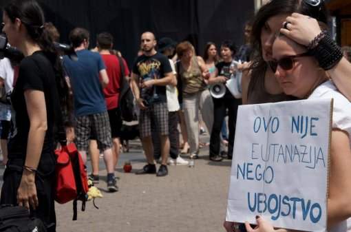 Prestati ubijati i otvoriti skloni�ta! [ 82.04 Kb ]